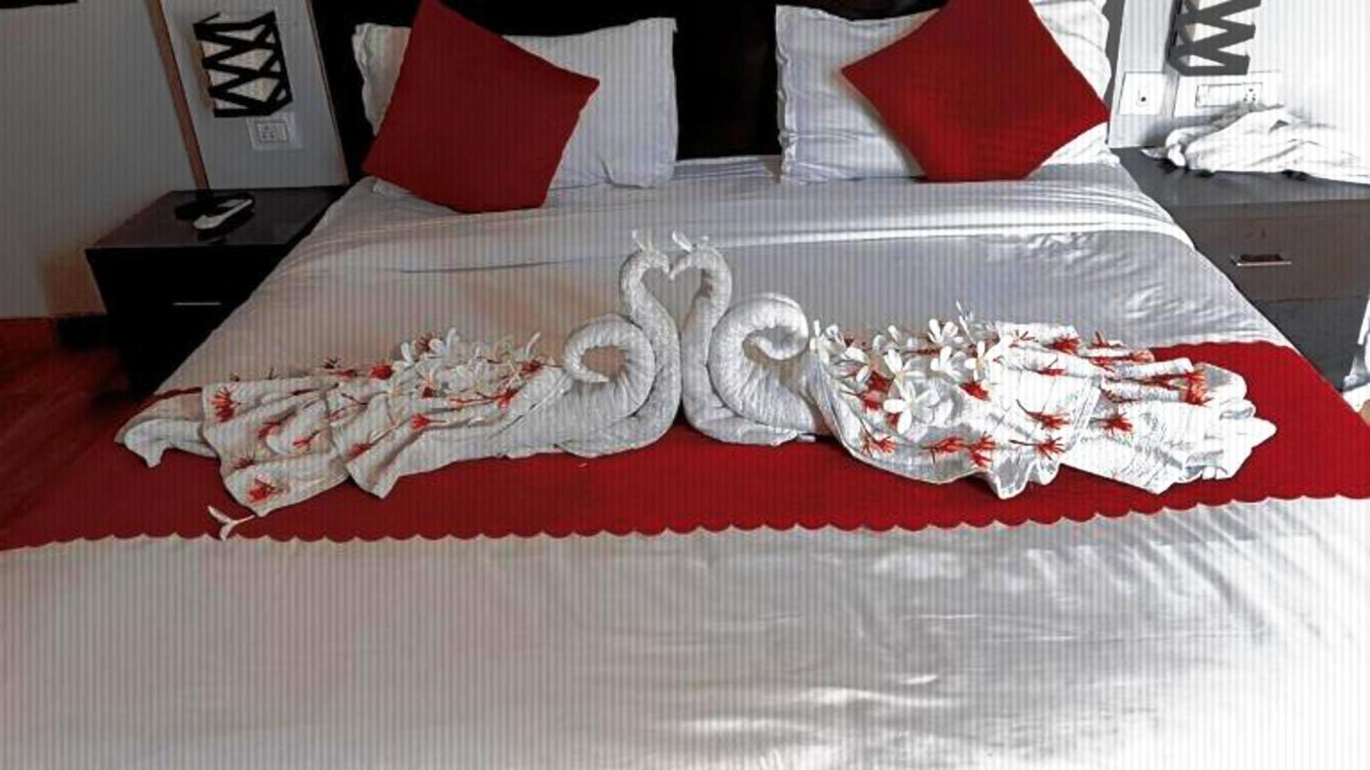 Vrindavan Dreams Hotel And Suites Exterior photo