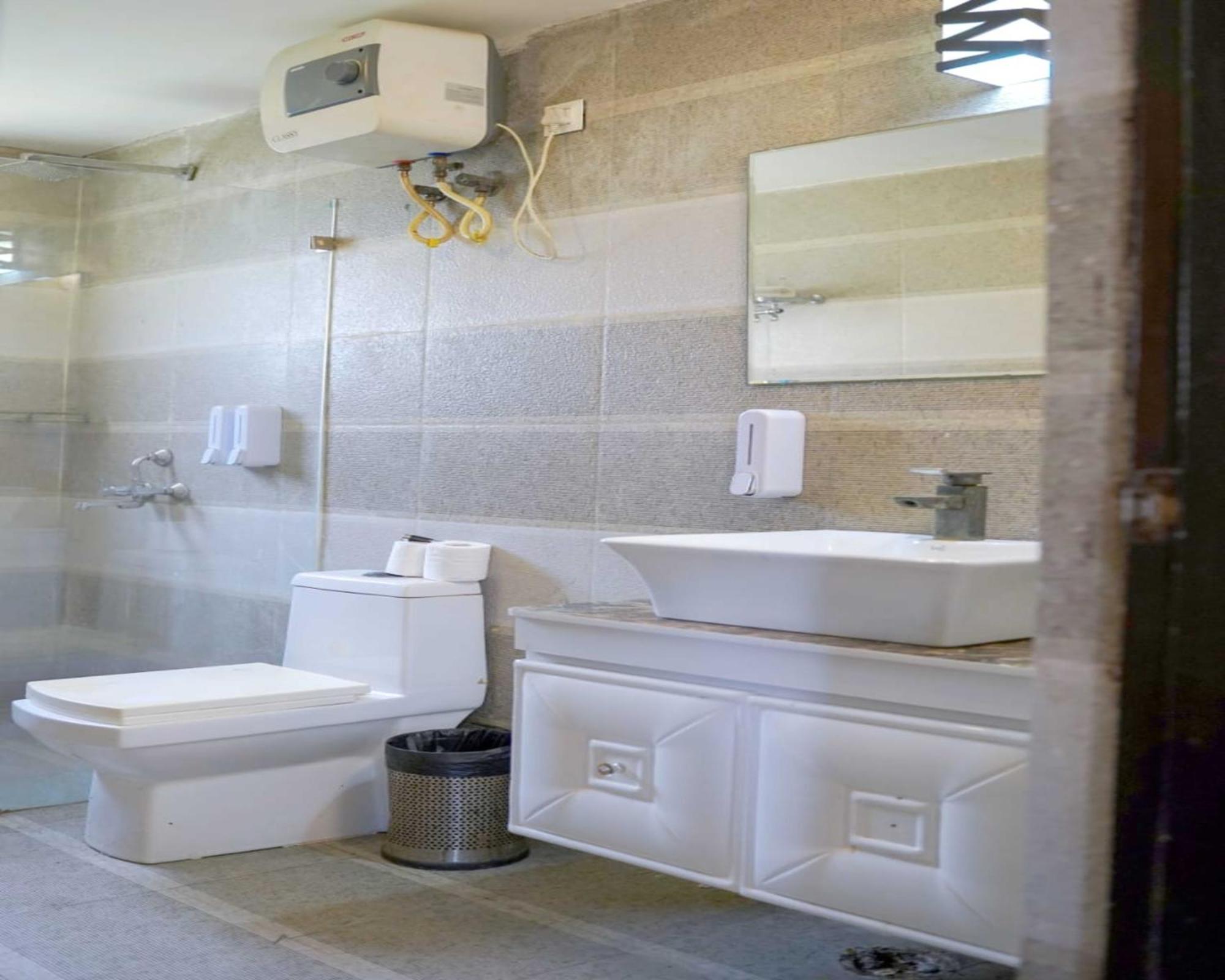 Vrindavan Dreams Hotel And Suites Exterior photo