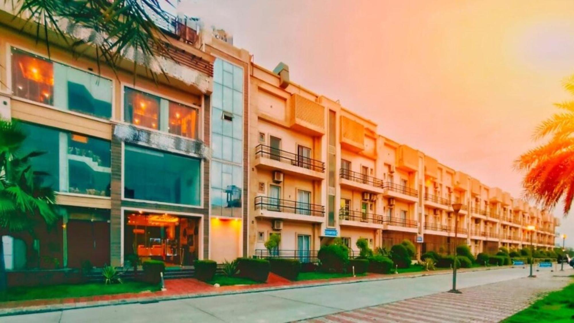 Vrindavan Dreams Hotel And Suites Exterior photo