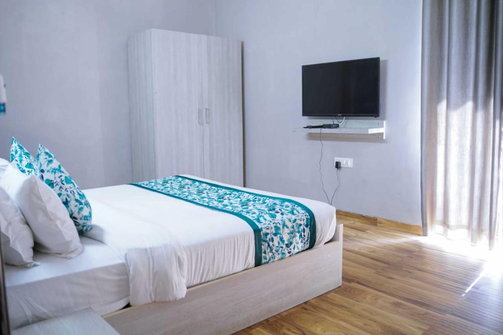 Vrindavan Dreams Hotel And Suites Exterior photo