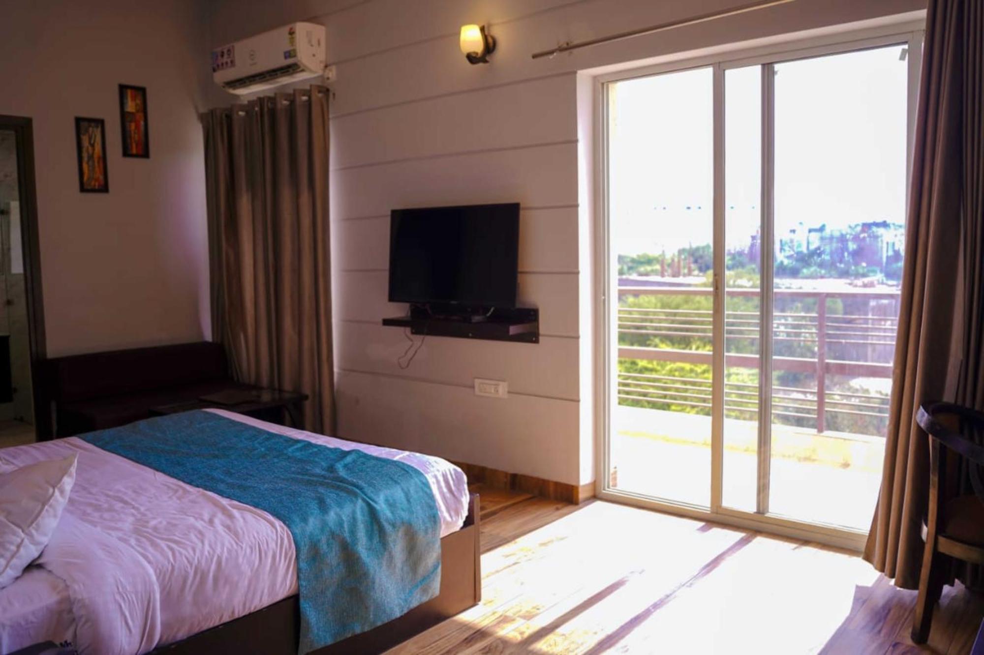 Vrindavan Dreams Hotel And Suites Exterior photo
