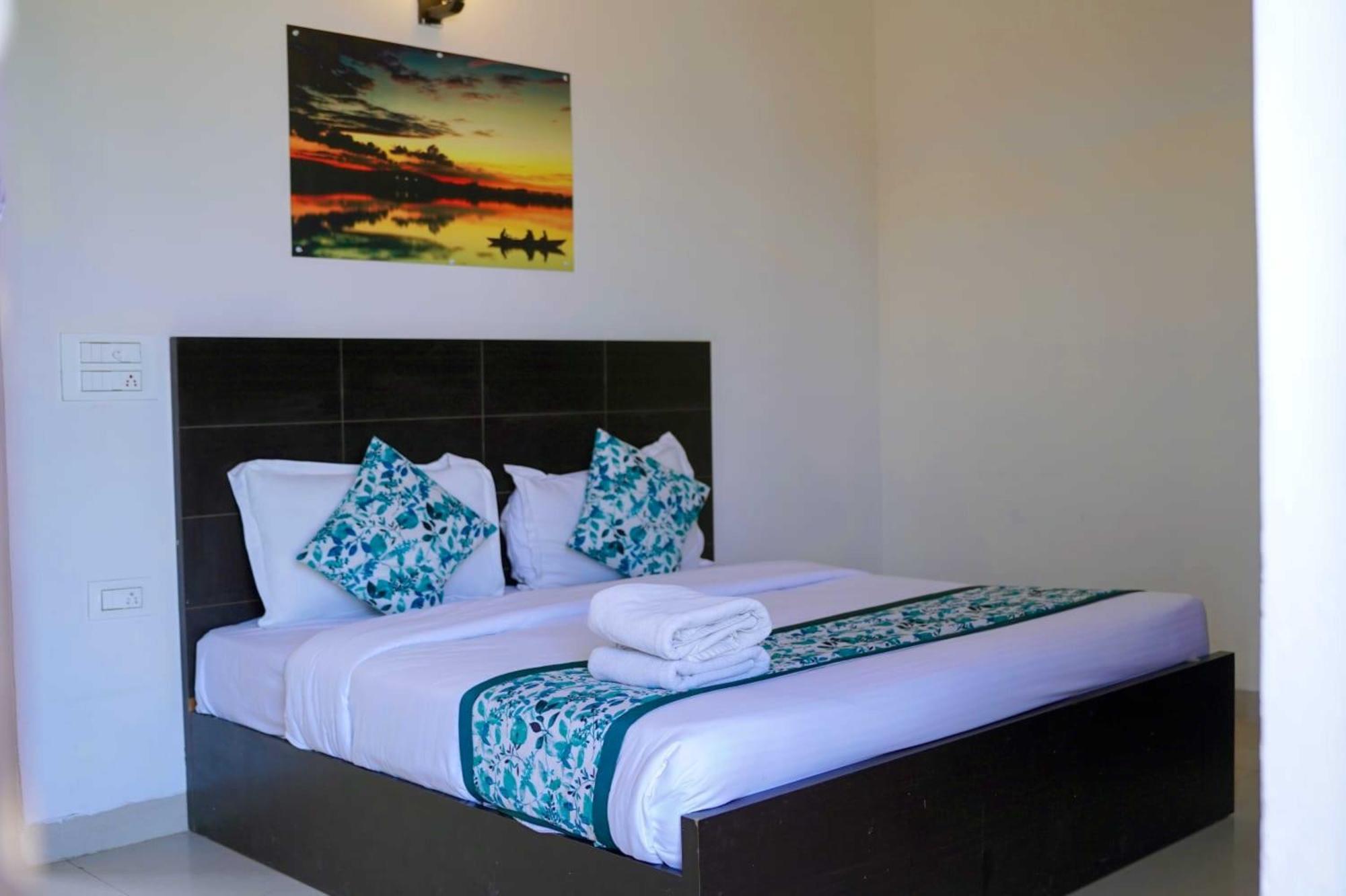 Vrindavan Dreams Hotel And Suites Exterior photo