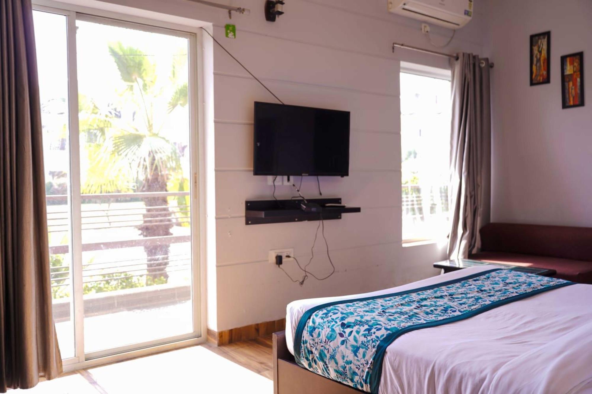 Vrindavan Dreams Hotel And Suites Exterior photo