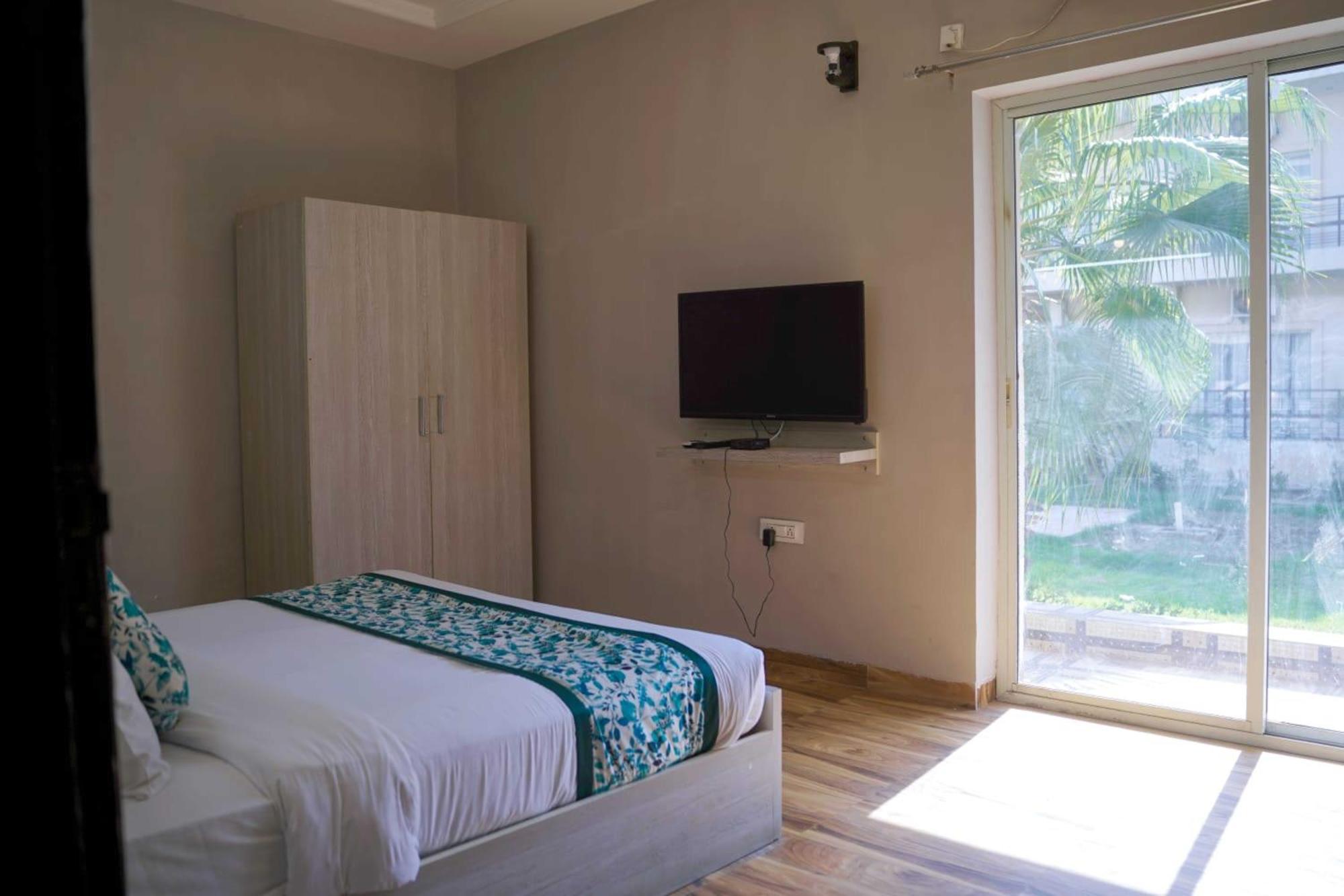 Vrindavan Dreams Hotel And Suites Exterior photo