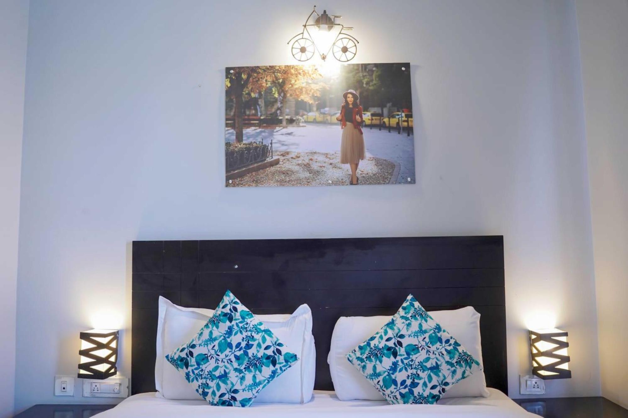Vrindavan Dreams Hotel And Suites Exterior photo